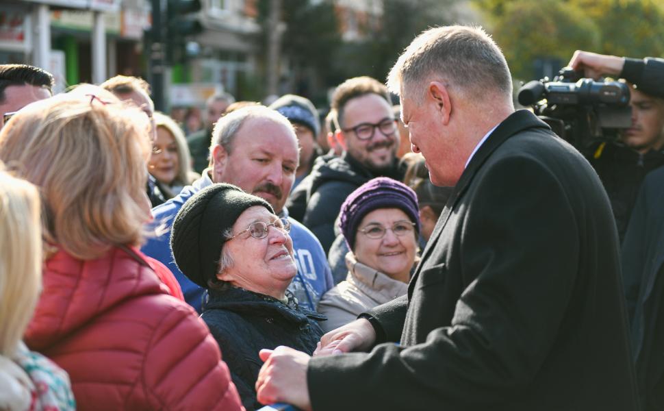 Președintele Iohannis, baie de mulțime la Alba Iulia. Imagini cu oamenii care s-au înghesuit să se fotografieze cu șeful statului 623312