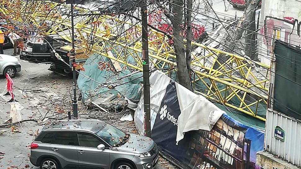 Anchetă de amploare după ce o macara s-a prăbușit peste o mașină în mers, în București 623639