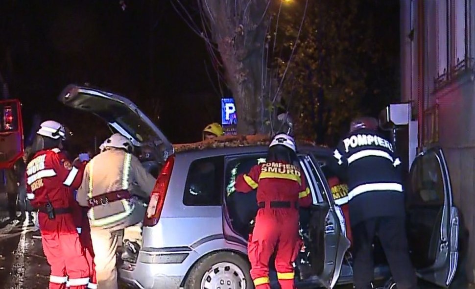 După o petrecere, patru fete din Tîrgu Mureș au ajuns la spital. Mașina în care se aflau s-a izbit de un copac - VIDEO