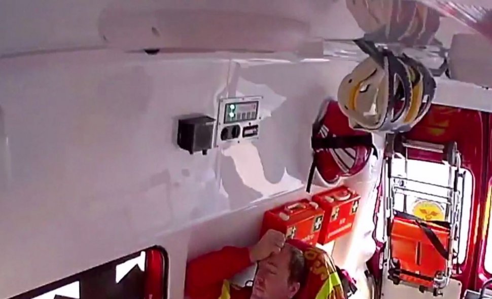 Imagini șocante în ambulanţa răsturnată după un accident din Piteşti. Ce s-a întâmplat cu paramedicii - VIDEO