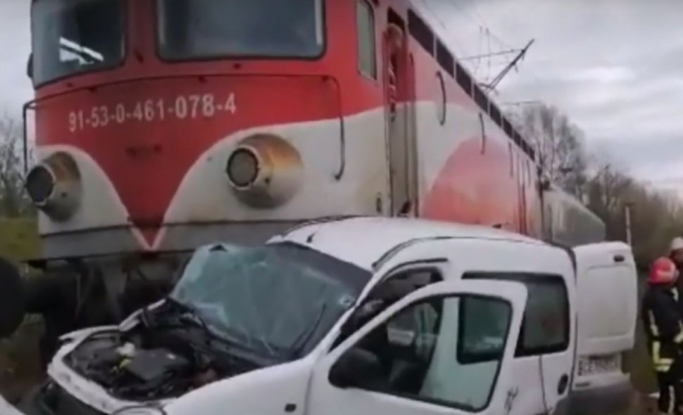 Mașină spulberată de tren în Suceava. Sunt mai multe victime