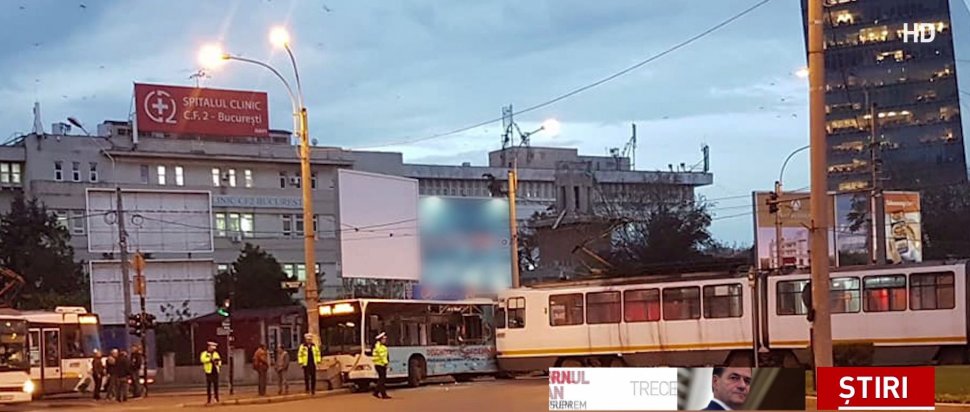 Accident în Capitală: Autobuz lovit de tramvai