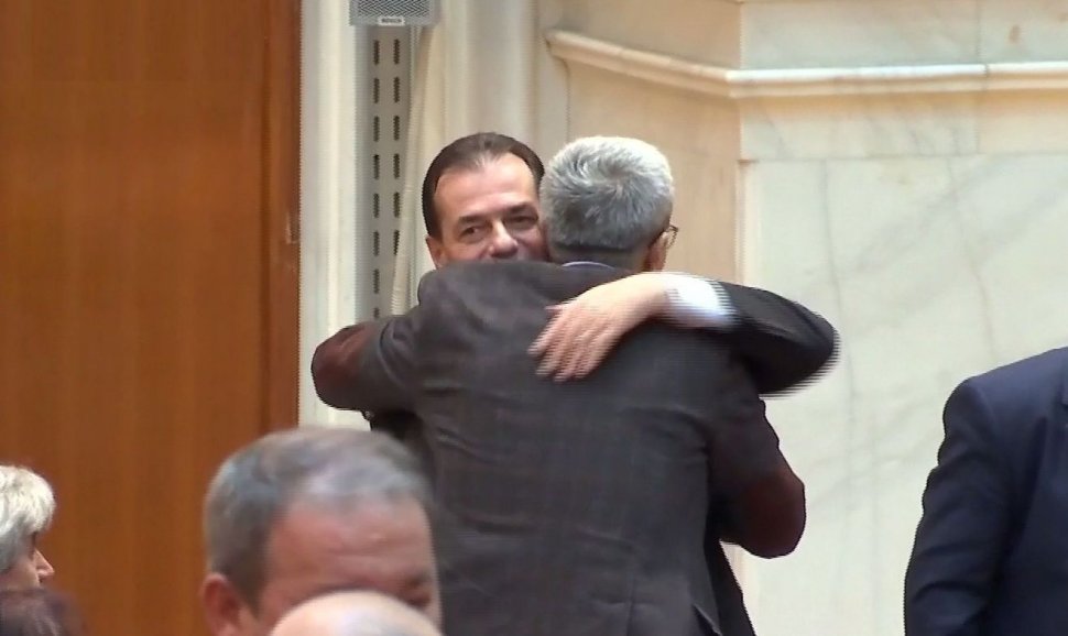 Ludovic Orban, îmbrățișări în Parlament înaintea votului de învestitură din Parlament