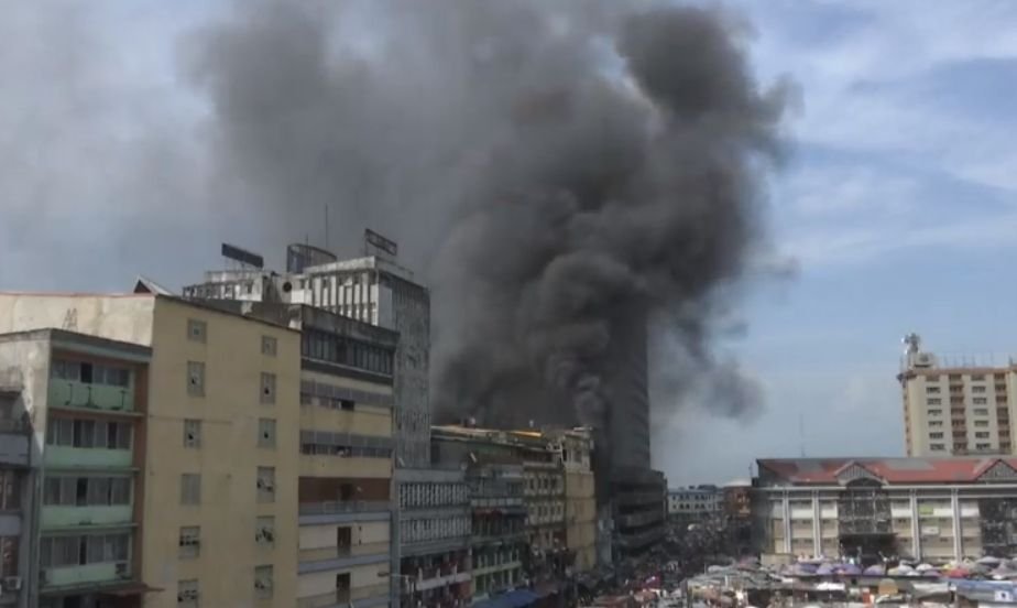 Incendiu uriaș într-un centru comercial din Lagos, Nigeria. Imagini apocaliptice!