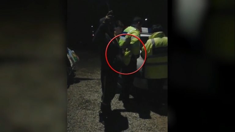 Polițist buzunărit de un hoț, în Prahova. Agentul nici nu și-a dat seama când a rămas fără pachetul de țigări 