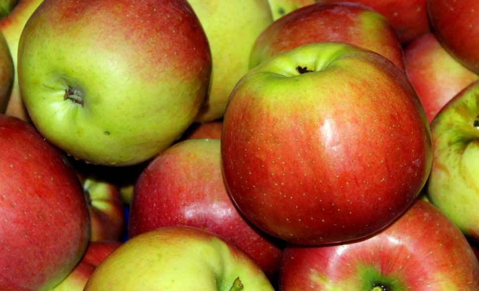 Anunţ alarmant ANPC: Consumaţi merele fără coajă!