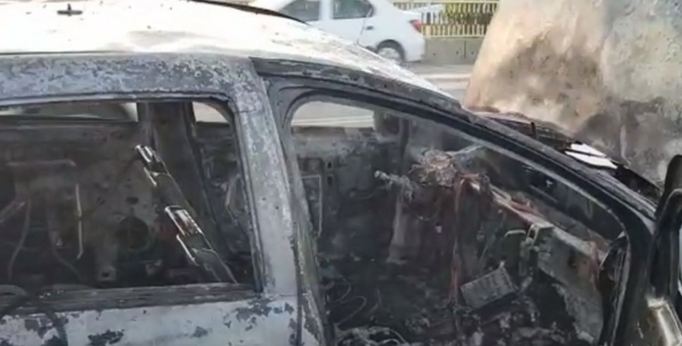 Panică în traficul din București! Mașină în flăcări pe pod, la un pas de explozie