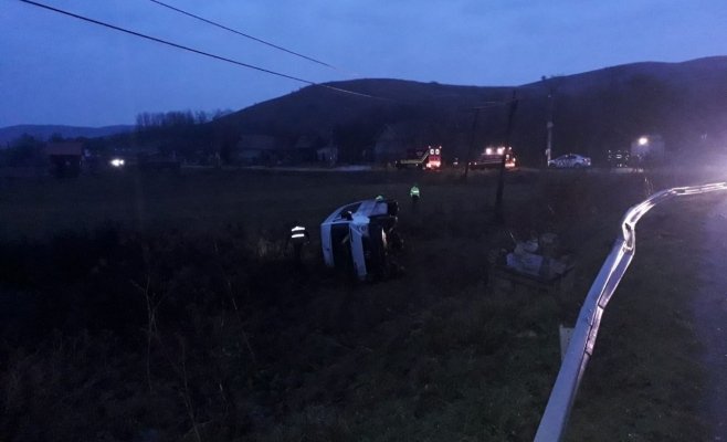Accident grav în Cluj: Un autobuz plin de călători s-a răsturnat. Opt persoane au ajuns la spital