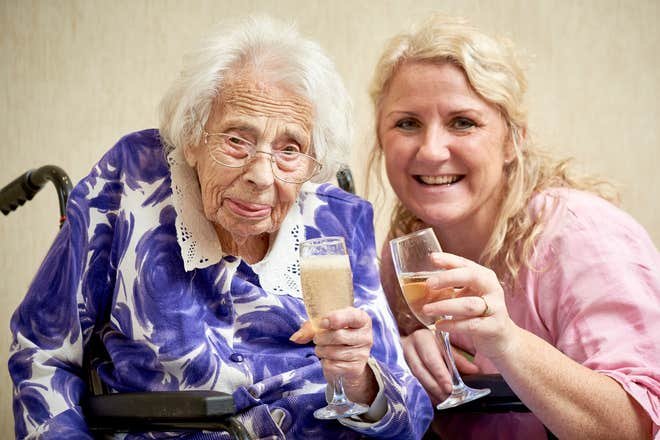 La aniversarea a 108 ani, o bătrână i-a șocat pe toți când le-a dezvăluit secretul longevității ei: „Am trăit până acum doar cu...” 