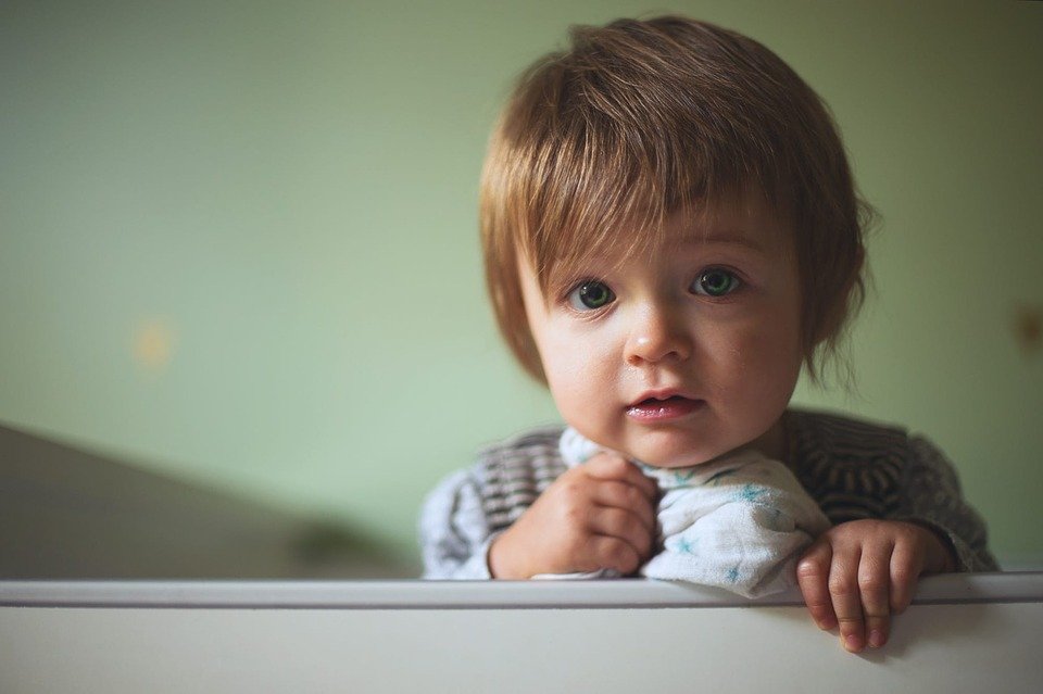Ți se rupe inima! Un copil din Botoșani a fost adus înapoi la orfelinat, la șase luni de la adopție. Ce explicație au dat părinții adoptivi