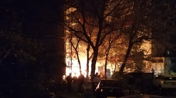 Incendiu în sectorul 1 lângă un bloc care urma să fie recondiţionat - VIDEO