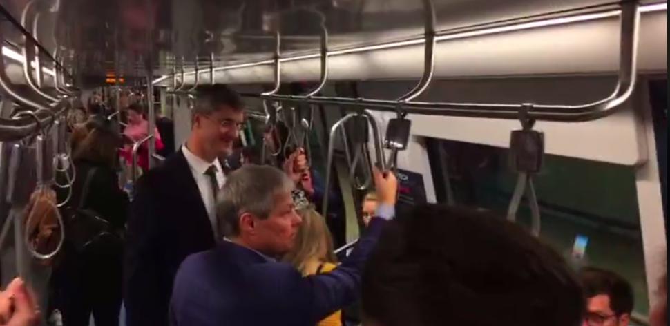 Moment caraghios cu Dacian Cioloș la metrou.  FOTO 624668