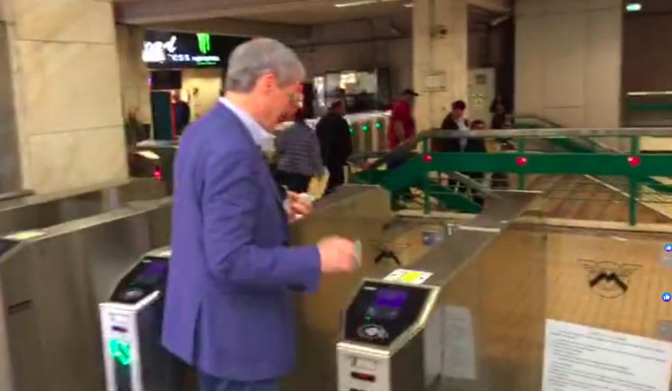 Moment caraghios cu Dacian Cioloș la metrou.  FOTO 624671