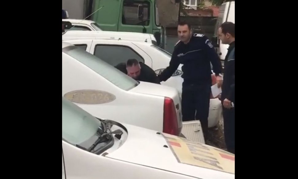 Un fost ofiţer DGA cercetat pentru şantaj, filmat plângând în hohote în curtea IPJ Arad. De ce își imploră colegii poliţişti „să n-o dea la nimeni“
