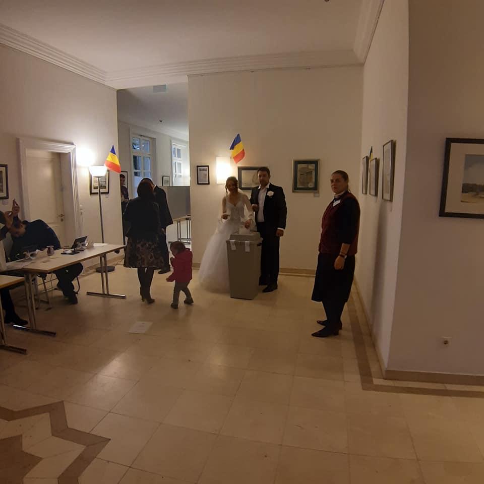 ALEGERI PREZIDENȚIALE 2019. Apariție inedită într-o secție de vot din Germania. Toți cei prezenți au rămas fără cuvinte (FOTO) 625026
