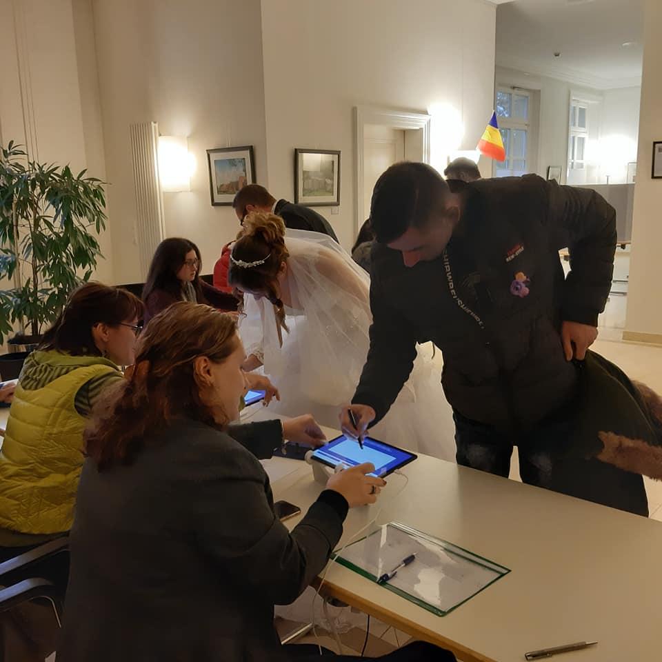 ALEGERI PREZIDENȚIALE 2019. Apariție inedită într-o secție de vot din Germania. Toți cei prezenți au rămas fără cuvinte (FOTO) 625028