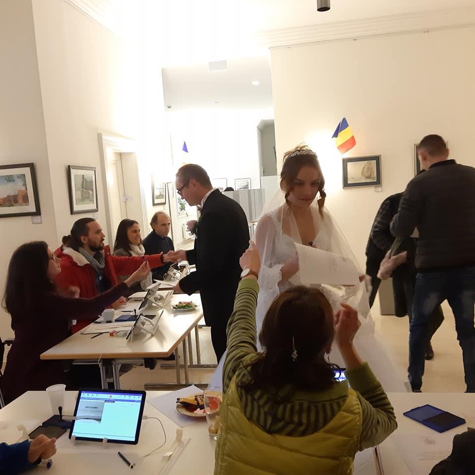 ALEGERI PREZIDENȚIALE 2019. Apariție inedită într-o secție de vot din Germania. Toți cei prezenți au rămas fără cuvinte (FOTO) 625029