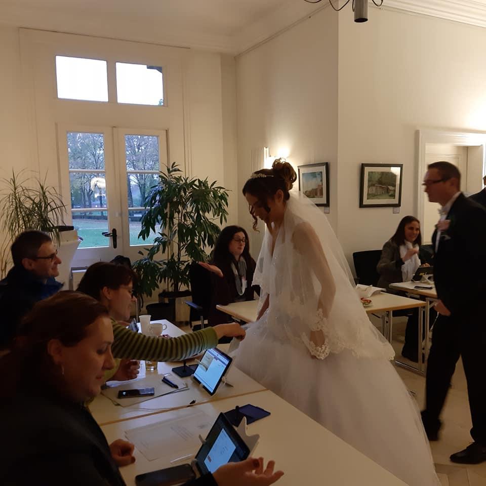 ALEGERI PREZIDENȚIALE 2019. Apariție inedită într-o secție de vot din Germania. Toți cei prezenți au rămas fără cuvinte (FOTO) 625030