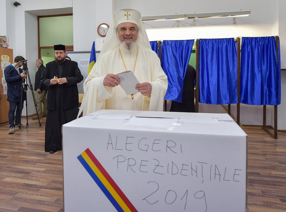 ALEGERI PREZIDENȚIALE 2019. Patriarhul Daniel a votat. Ce a făcut acesta după ce a pus ștampila - FOTO