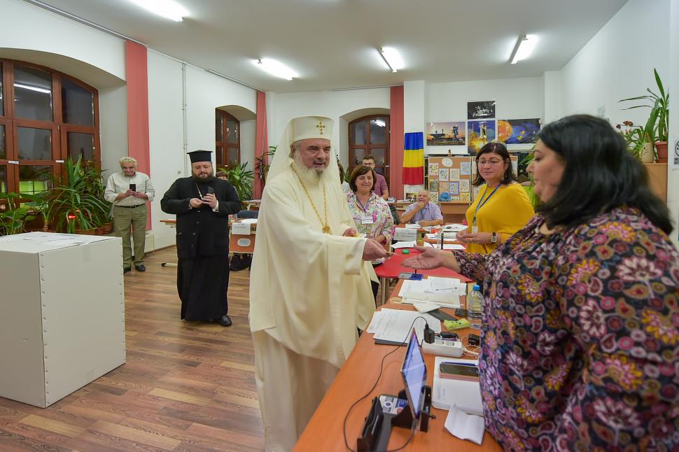 ALEGERI PREZIDENȚIALE 2019. Patriarhul Daniel a votat. Ce a făcut acesta după ce a pus ștampila - FOTO 625071
