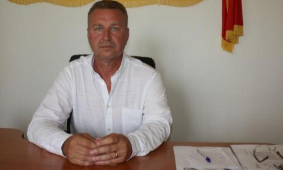 ALEGERI PREZIDENȚIALE 2019. Primar din județul Constanța, surprins când oferea bani președintei unei secții de votare. Cum și-a motivat gestul?