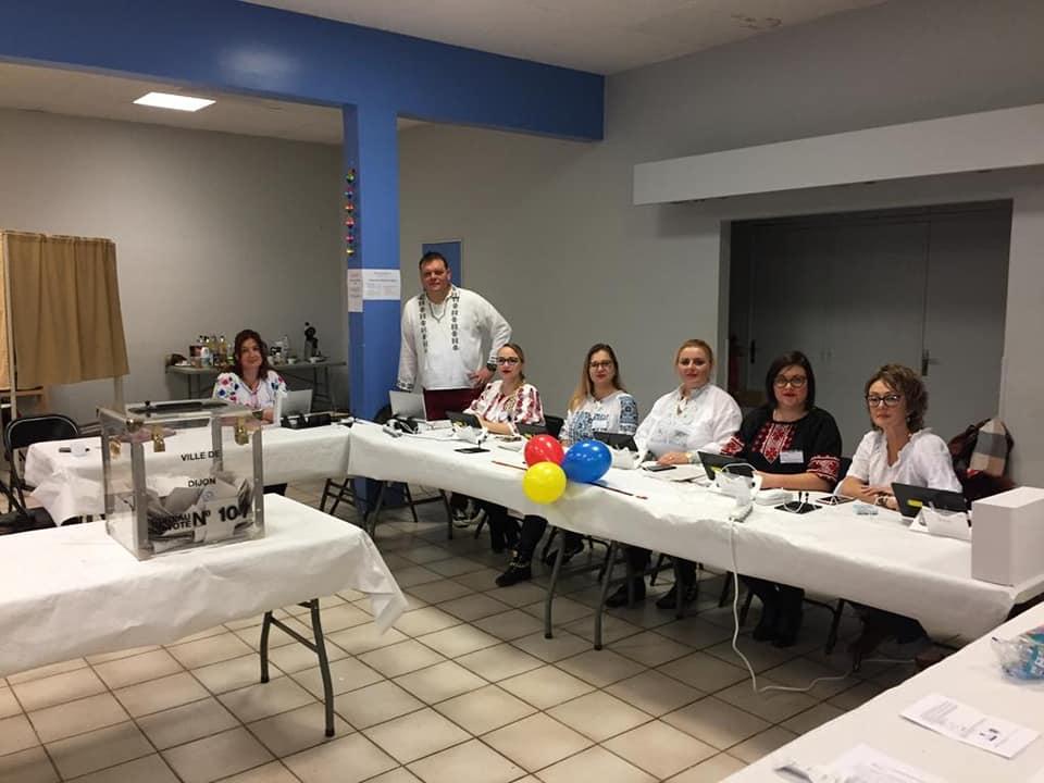 ALEGERI PREZIDENȚIALE 2019. Surpriză de proporții la o secție de votare din Franța. Românii care au intrat să voteze au început să plângă (FOTO) 625013