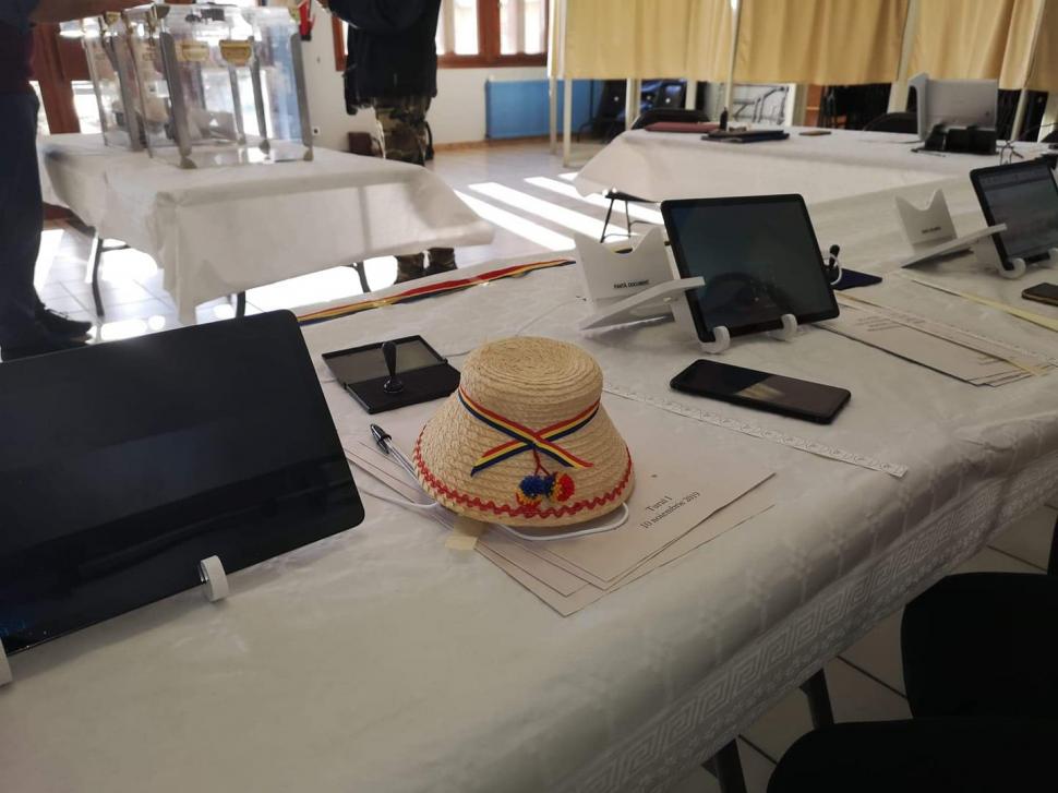 ALEGERI PREZIDENȚIALE 2019. Surpriză de proporții la o secție de votare din Franța. Românii care au intrat să voteze au început să plângă (FOTO) 625014