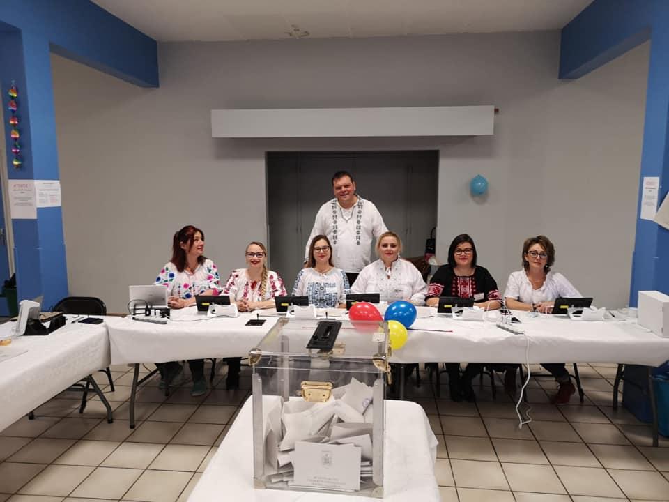 ALEGERI PREZIDENȚIALE 2019. Surpriză de proporții la o secție de votare din Franța. Românii care au intrat să voteze au început să plângă (FOTO) 625015