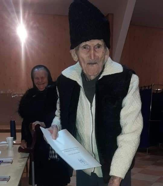 ALEGERI PREZIDENȚIALE 2019. Surpriză de proporții la o secție de votare. Imaginea care a impresionat internetul - FOTO 625096