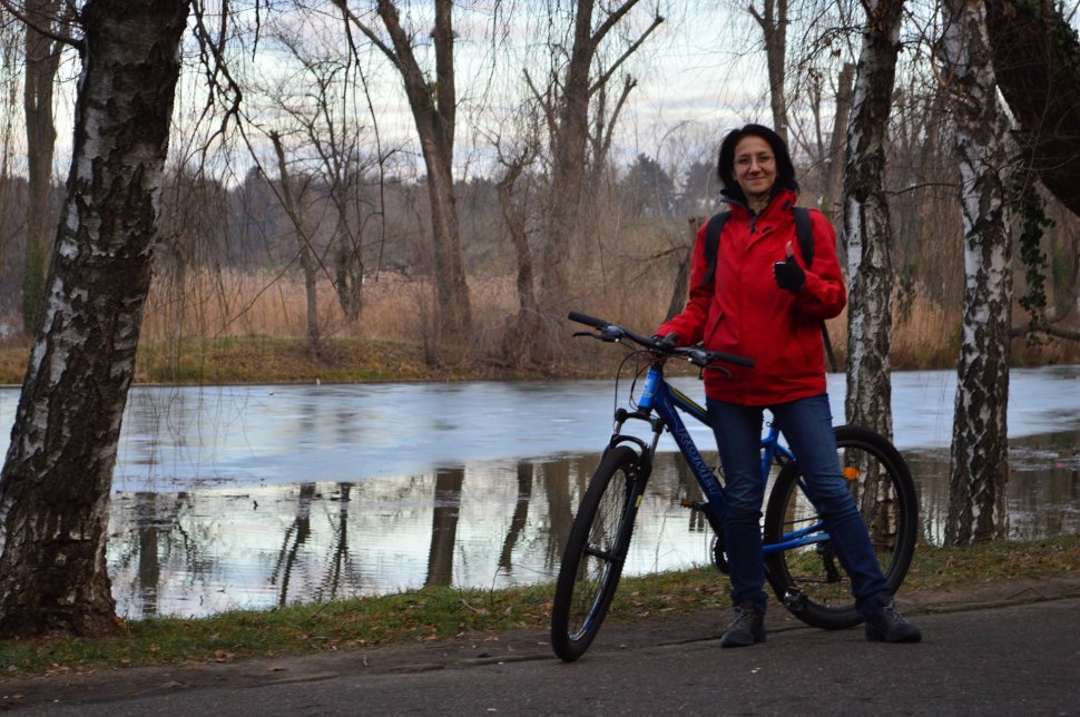 Iulia este din București și a ales să meargă zilnic cu bicicleta la muncă. Nu avea nici cea mai vagă idee de ce avea să i se întâmple: „Când cineva îmi face loc și îmi zâmbește, simt că...”