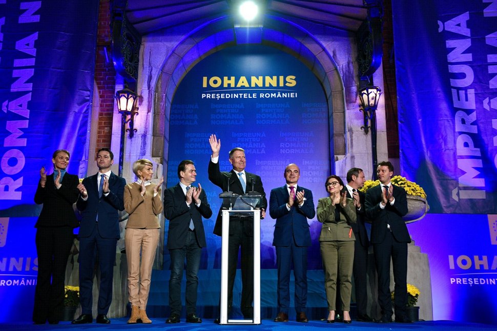Klaus Iohannis, moment surprinzător după exit-poll. Ce nu s-a văzut la TV, după discursul de învingător al președintelui