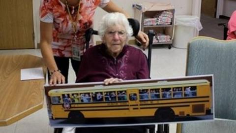 De cinci ani, bunicuța le făcea cu mâna elevilor în drum spre școală. Într-o zi, ea nu a mai apărut. Și nici în următoarea. Copiii s-au îngrijorat și au vrut să afle ce s-a întâmplat. A urmat ceva de-a dreptul emoționant 625420