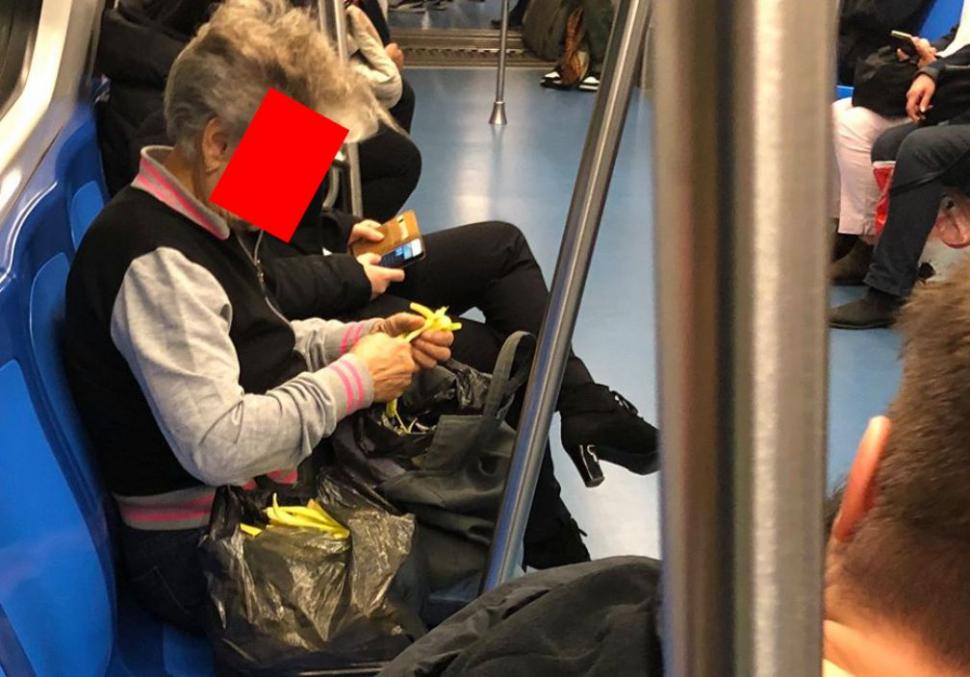 Ce făcea o femeie din București în metrou. Călătorii au scos telefoanele și au început să filmeze 625656