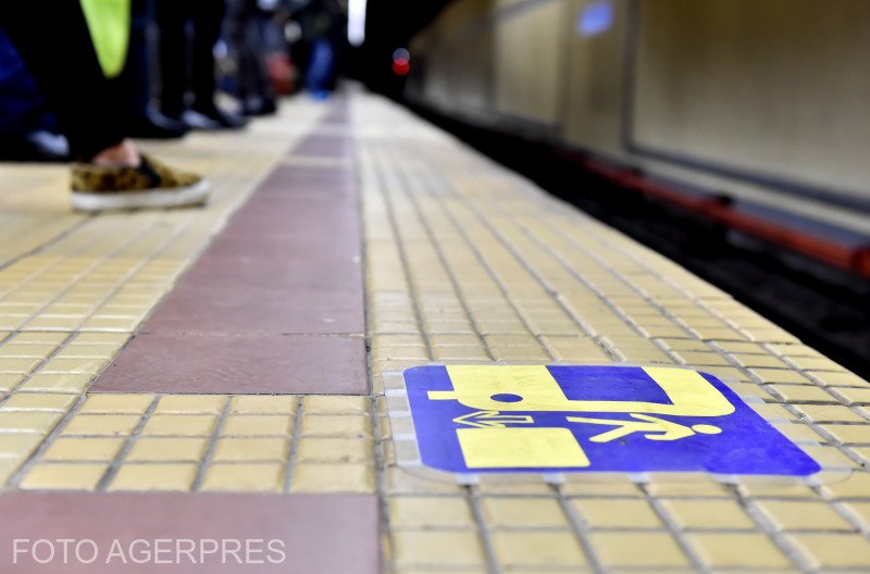 Ce făcea o femeie din București în metrou. Călătorii au scos telefoanele și au început să filmeze