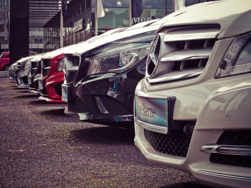 Concedieri masive la Daimler. Grupul auto deține două unităţi de producţie în România