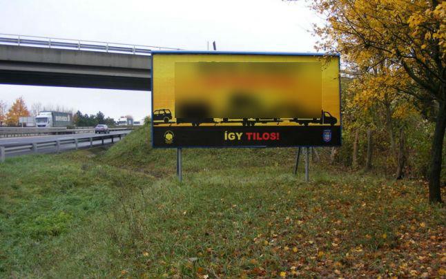 Mergea pe o autostradă din Ungaria, când i s-a părut că vede ceva scris în românește pe margine. Când și-a dat seama ce scrie, și-a făcut imediat cruce 626124