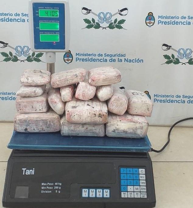 Toți credeau că e însărcinată! Când polițiștii și-au dat seama ce ascundea, de fapt, sub tricou au arestat-o imediat! - FOTO 626058