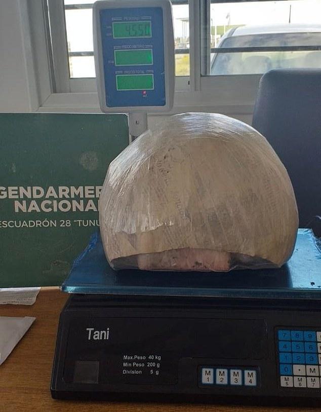 Toți credeau că e însărcinată! Când polițiștii și-au dat seama ce ascundea, de fapt, sub tricou au arestat-o imediat! - FOTO 626059