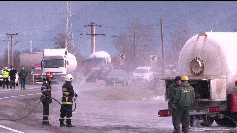 Pericol de explozie, autoritățile intervin de urgență. Cisternă plină cu gaz, implicată într-un accident pe DN 1