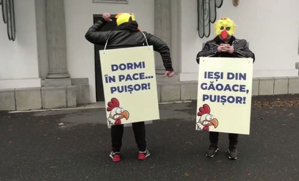 Protest inedit la Cotroceni, înaintea votului decisiv: Curaj găină, că te tai!