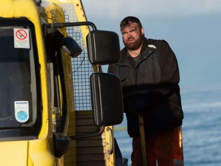 A câștigat o avere la LOTO și toți îl invidiau. Acum muncește din greu, pe un salariu de nimic: „Dacă mai aveam banii, acum eram la 2 metri sub pământ” 626551