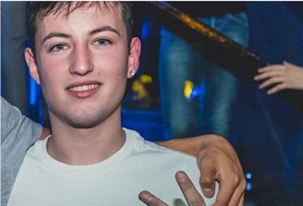 Alex Peia avea 19 ani și a murit înainte ca salvatorii italieni să îl poată scoate din mașina distrusă. Mesajul plin de suferință al tatălui său: „Nu ai plecat singur, ai luat sufletul meu cu tine” 626503