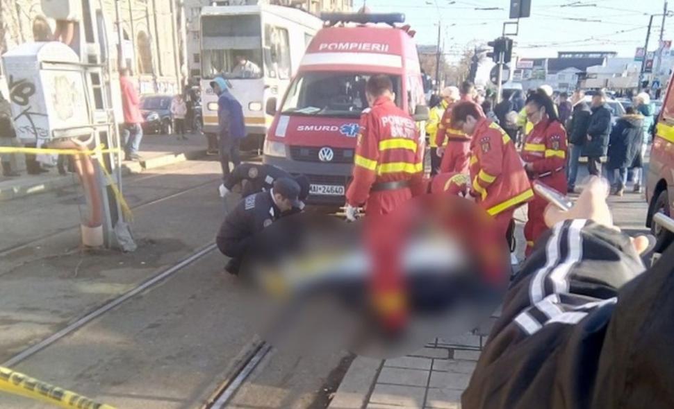 Un pieton a fost lovit de tramvai, în București! Bărbatul a fost scos cu greu de sub garnitura tramvaiului