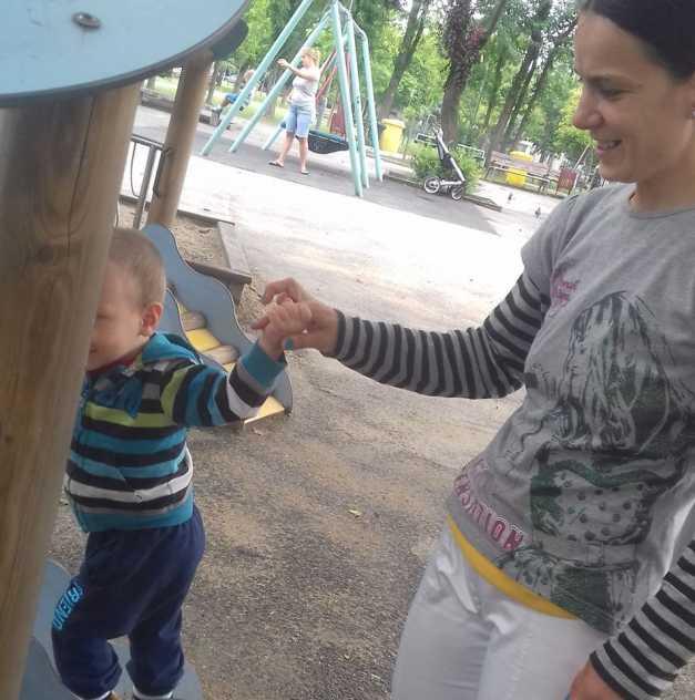 Crina a trăit ani buni din viață pe stradă la mila trecătorilor. Într-o zi, a crezut că destinul i s-a schimbat când l-a cunoscut pe Teo și au devenit părinți. Visul frumos avea însă să se spulbere în mod dramatic  627175