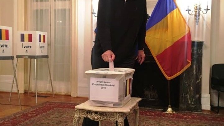 ALEGERI PREZIDENȚIALE 2019. Apariție surpriză la o secție de votare din SUA. Un mare român s-a prezentat la urnă