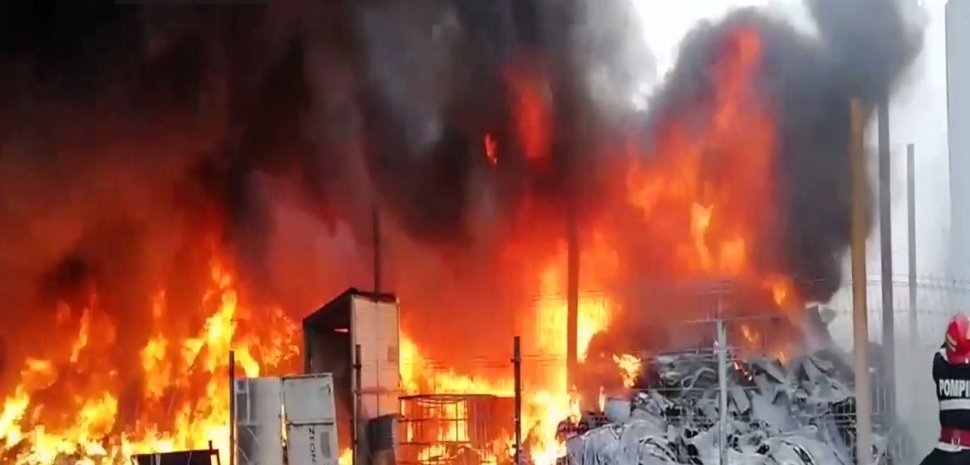Incendiu puternic la un depozit de cauciucuri: Populaţia, avertizată prin RO-ALERT