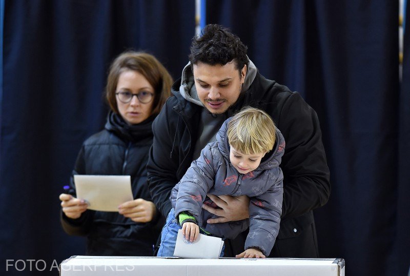 ALEGERI PREZIDENȚIALE 2019. BEC: Peste 10.000.000 de români au votat până acum. În țară, prezența este de aproape 50%. Ilfovul și Clujul au trecut de 60%