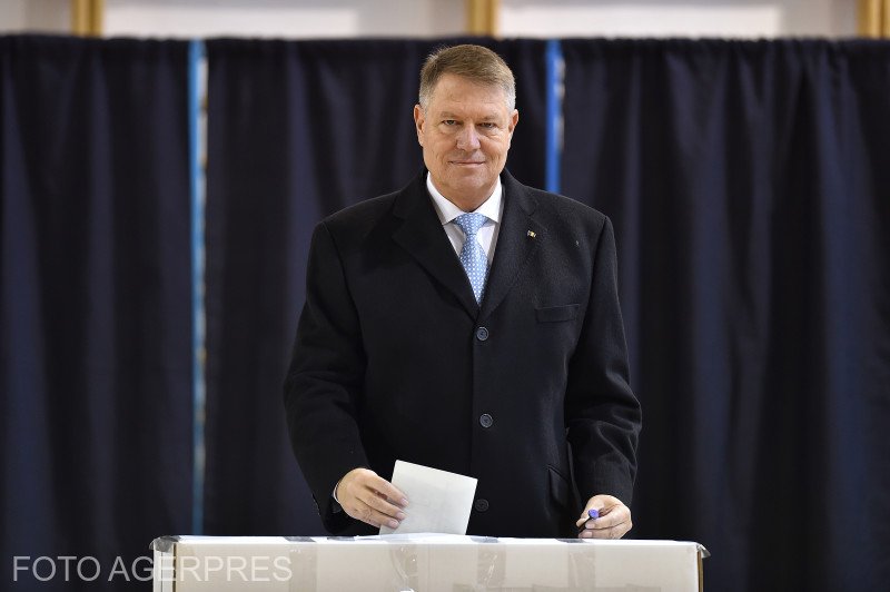 ALEGERI PREZIDENȚIALE 2019. Klaus Iohannis a votat: Astăzi este ziua campionilor cu ștampila "votat" în mână