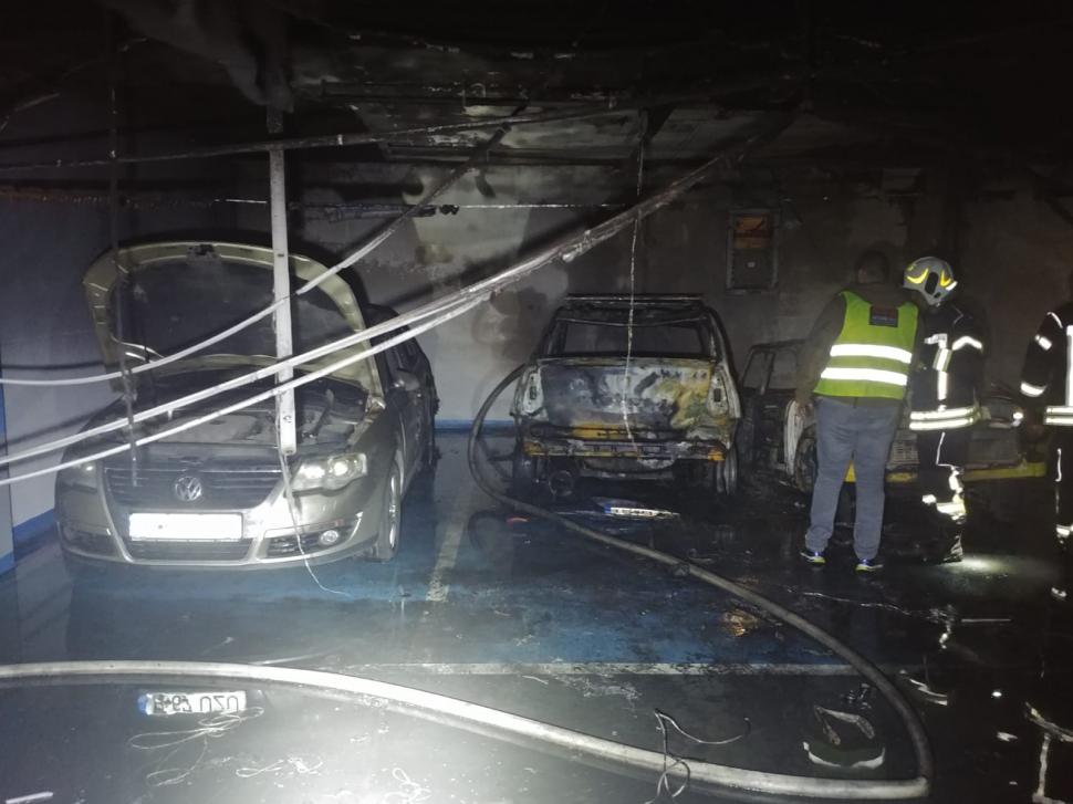 Imagini șocante după incendiul din mall-ul Sun Plaza din Capitală! Cum arată mașinile care au luat foc (FOTO) 627877