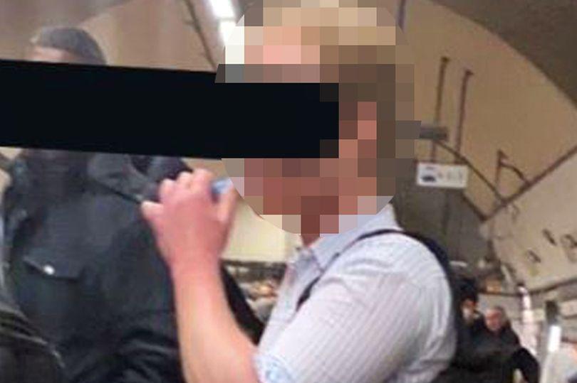 Se afla într-o stație de metrou, când a văzut ceva de-a dreptul dezgustător. „Te aștepți la orice, dar nu și la asta. Cât de nesimțit poți să fii?” (FOTO) 627745